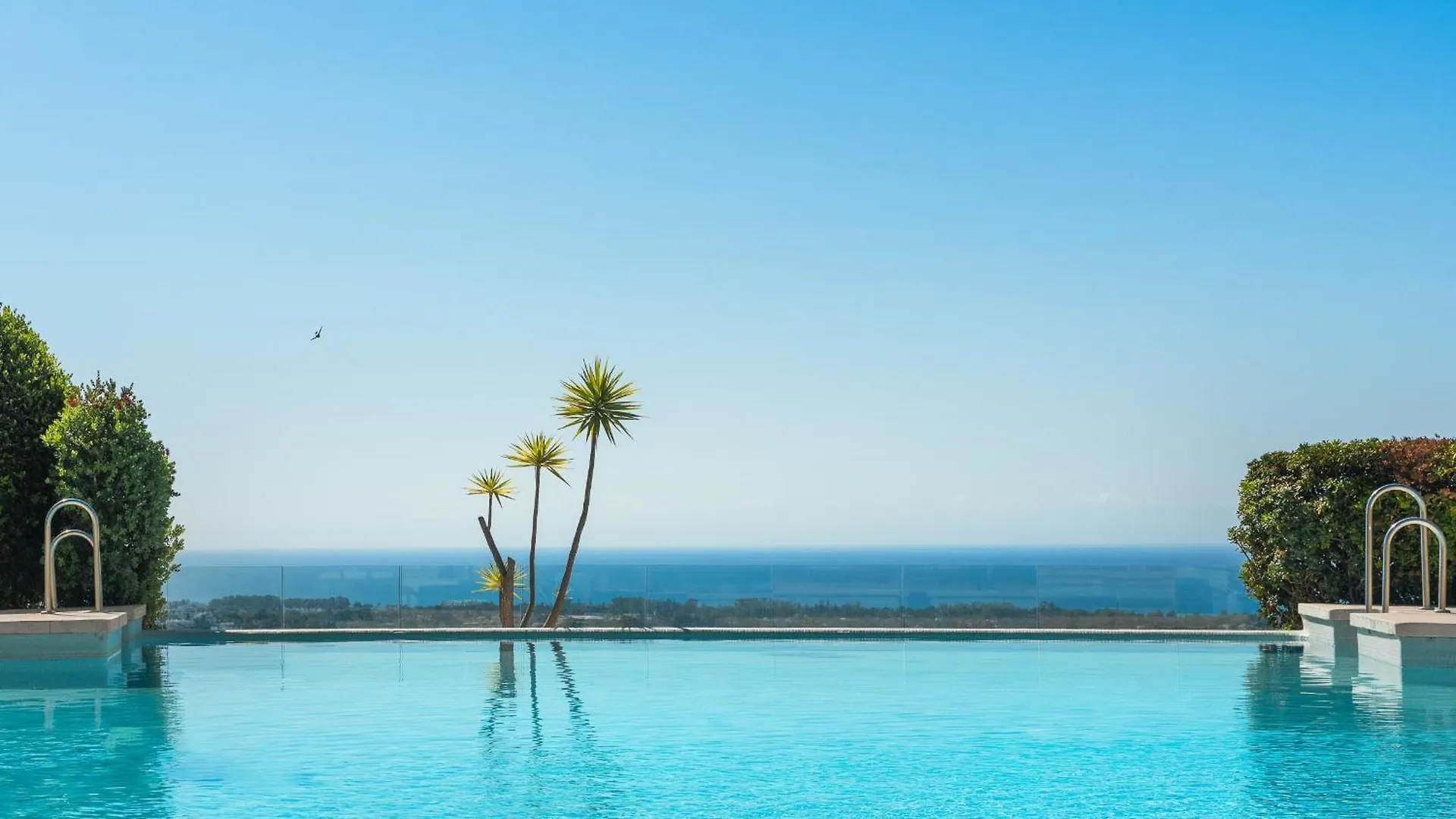 Apartment Serene 3-Bedroom With Sea And Sunset Views Estepona